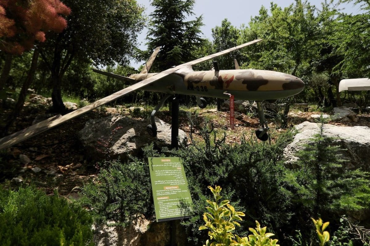 Um drone militar no monumento memorial do Hezbollah no bastião de Mleeta, no topo da colina, em 22 de maio de 2020 [Joseph Eid/AFP via Getty Images]
