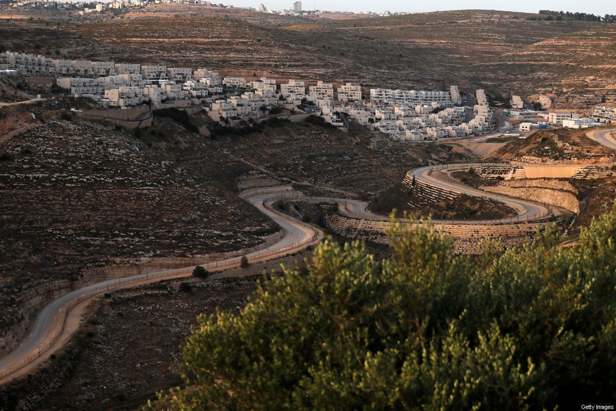 Uma estrada sinuosa se estende entre o assentamento judaico de Givat Zeev (fundo) e aldeias palestinas próximas da cidade ocupada por Israel na Cisjordânia de Ramallah, em 10 de junho de 2020 [Ahmad Gharabli/ AFP via Getty Images]