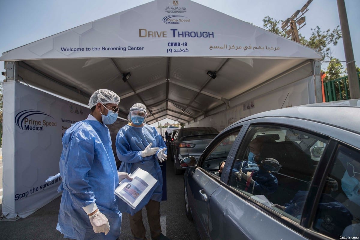 Egípcios são testados para Covid-19 em um coronavírus drive-through centro de testes no Cairo, Egito em 29 de junho de 2020 [Khaled Desouki/ AFP via Getty Images]

