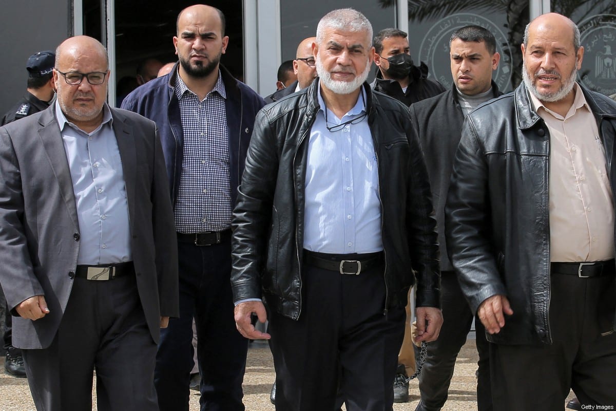 Líderes do Hamas Essam Aldalis (à esquerda), Rawhi Mushtaha (centro) e Khalil Al-Hayya (à direita) passam pela travessia de fronteira de Rafah com destino ao Egito para conduzir negociações com o partido Fatah sobre as eleições palestinas, no sul da Faixa de Gaza, em 15 de março de 2021 [Said Khatib/AFP]