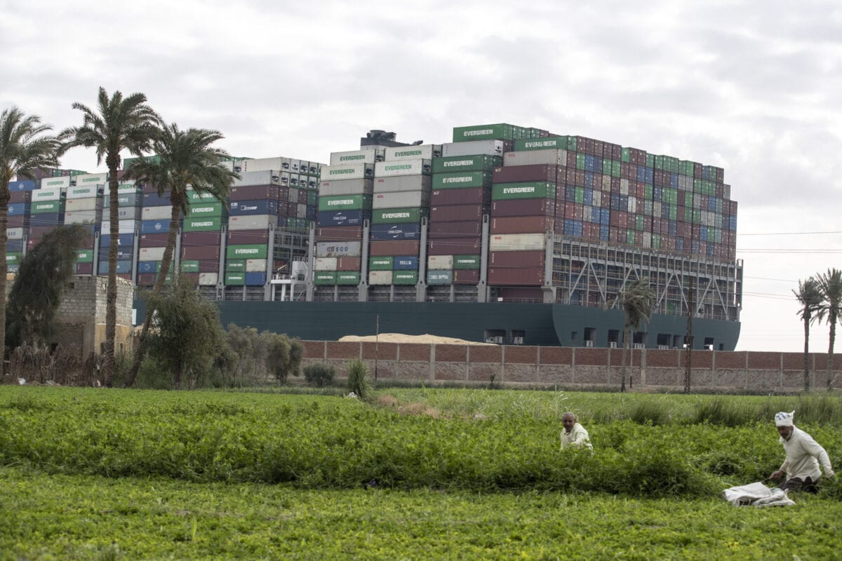 Navio de carga Ever Given visto de uma aldeia perto do Canal de Suez, no Egito, em 28 de março de 2021 [Mahmoud Khaled/Getty Images]