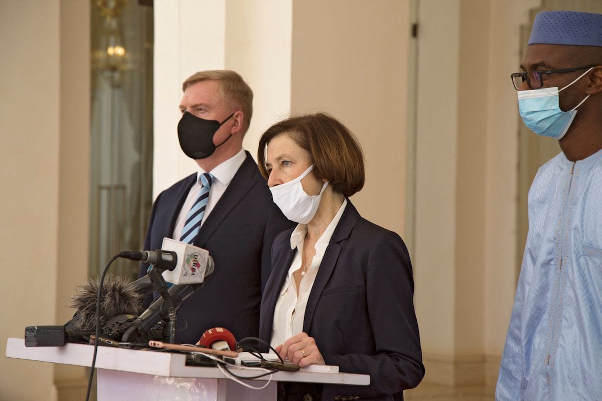 A ministra francesa das Forças Armadas, Florence Parly, se dirige à mídia após conversas com o presidente do Mali, Bah Ndaw, no Palácio Presidencial em Bamako, Mali, em 1º de abril de 2021. [Annie Risemberg/ AFP via Getty Images]