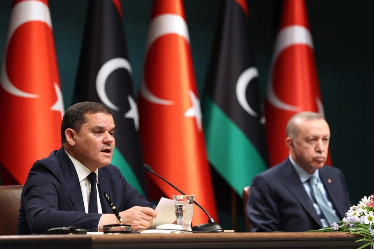 Presidente da Turquia Recep Tayyip Erdogan (à direita) e Primeiro-Ministro do Governo de União Nacional da Líbia Abdul Hamid Dbeibeh durante cerimônia binacional no complexo presidencial de Ancara, 12 de abril de 2021 [Adem Altan/AFP via Getty Images]