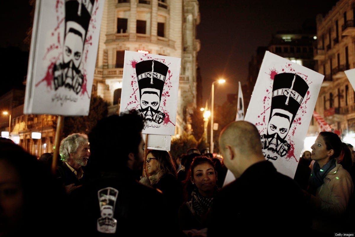 Manifestantes egípcios participam de uma marcha contra o assédio sexual na Praça Talat Harb, em 12 de fevereiro de 2013, no centro do Cairo, Egito [Foto de Ed Giles/Getty Images]
