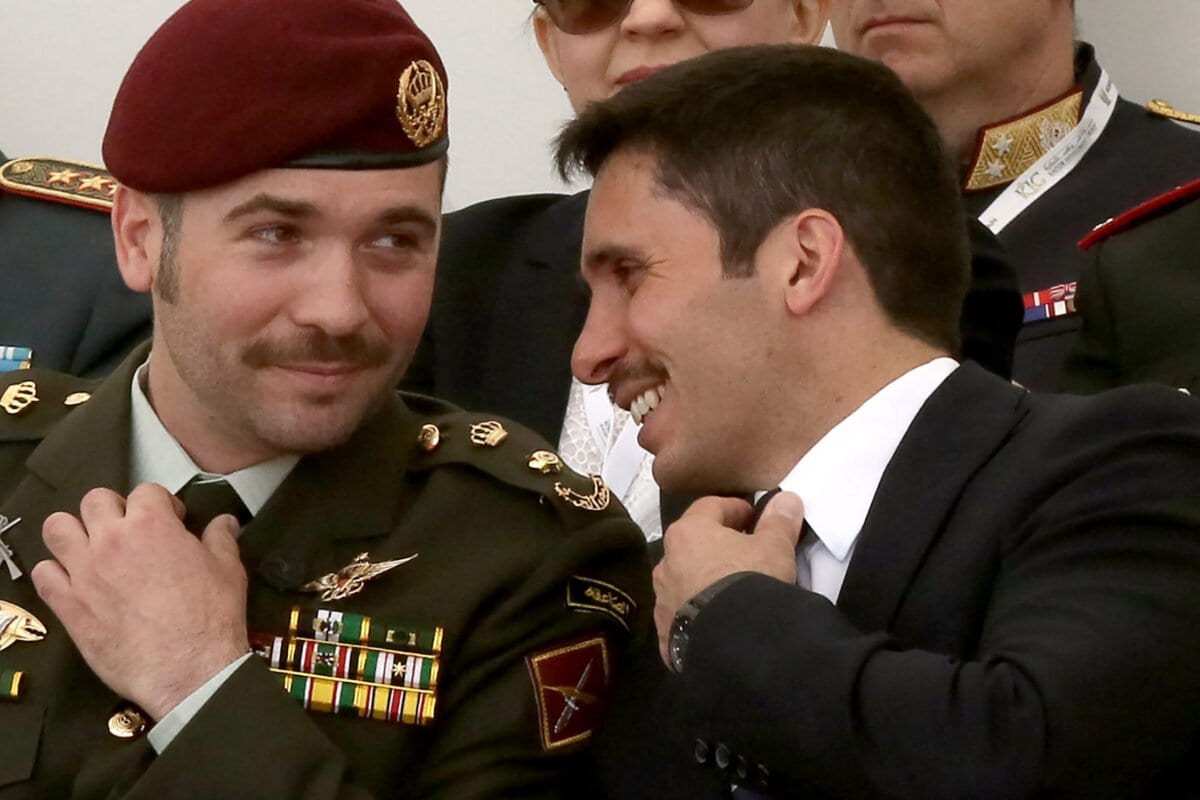 Príncipe Hamzah bin Hussein (à direita) e príncipe Hashem bin Hussein durante cerimônia de abertura da Conferência e Exibição das Forças de Operação Especial da Jordânia (Sofex), em Amã, 10 de maio de 2016 [Khalil Mazraawi/AFP via Getty Images]
