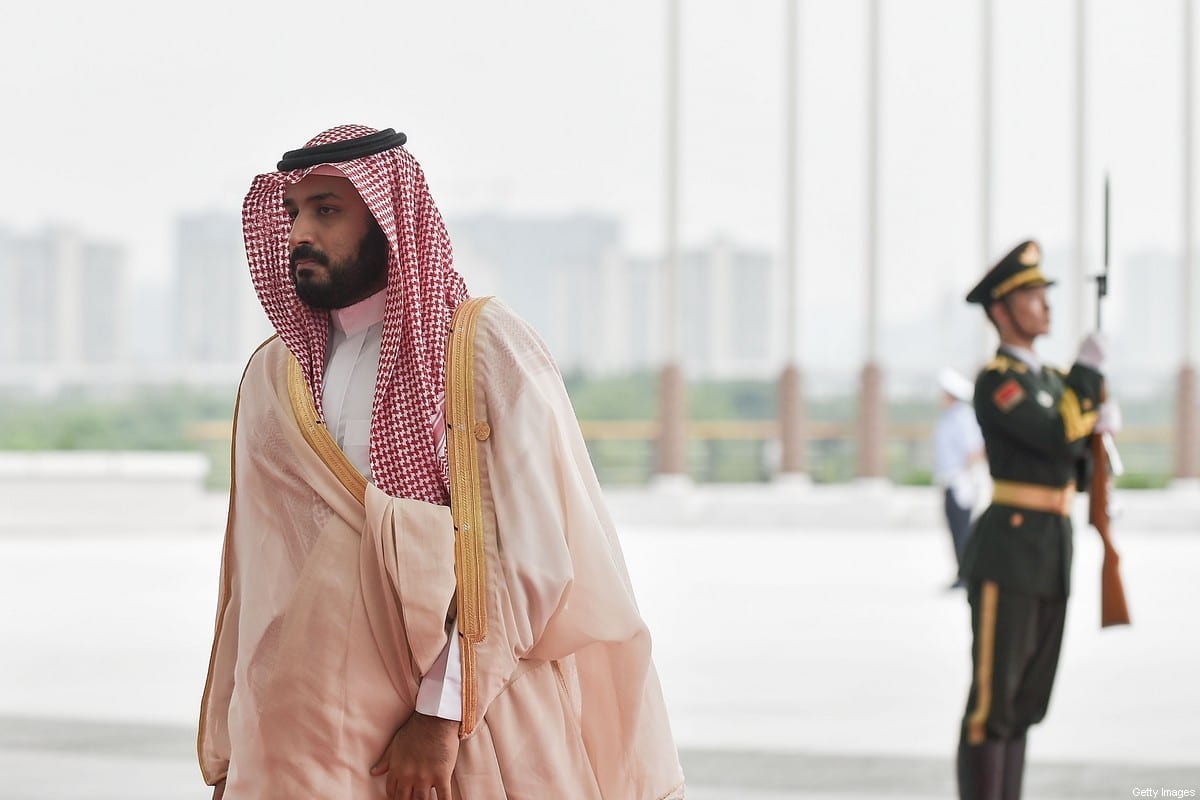 O príncipe herdeiro Mohammed bin Salman Al Saud (esq.) da Arábia Saudita chega ao Centro de Exposições de Hangzhou para participar da Cúpula do G20, em 4 de setembro de 2016, em Hangzhou, na China. [Etienne Oliveau/Getty Images]

