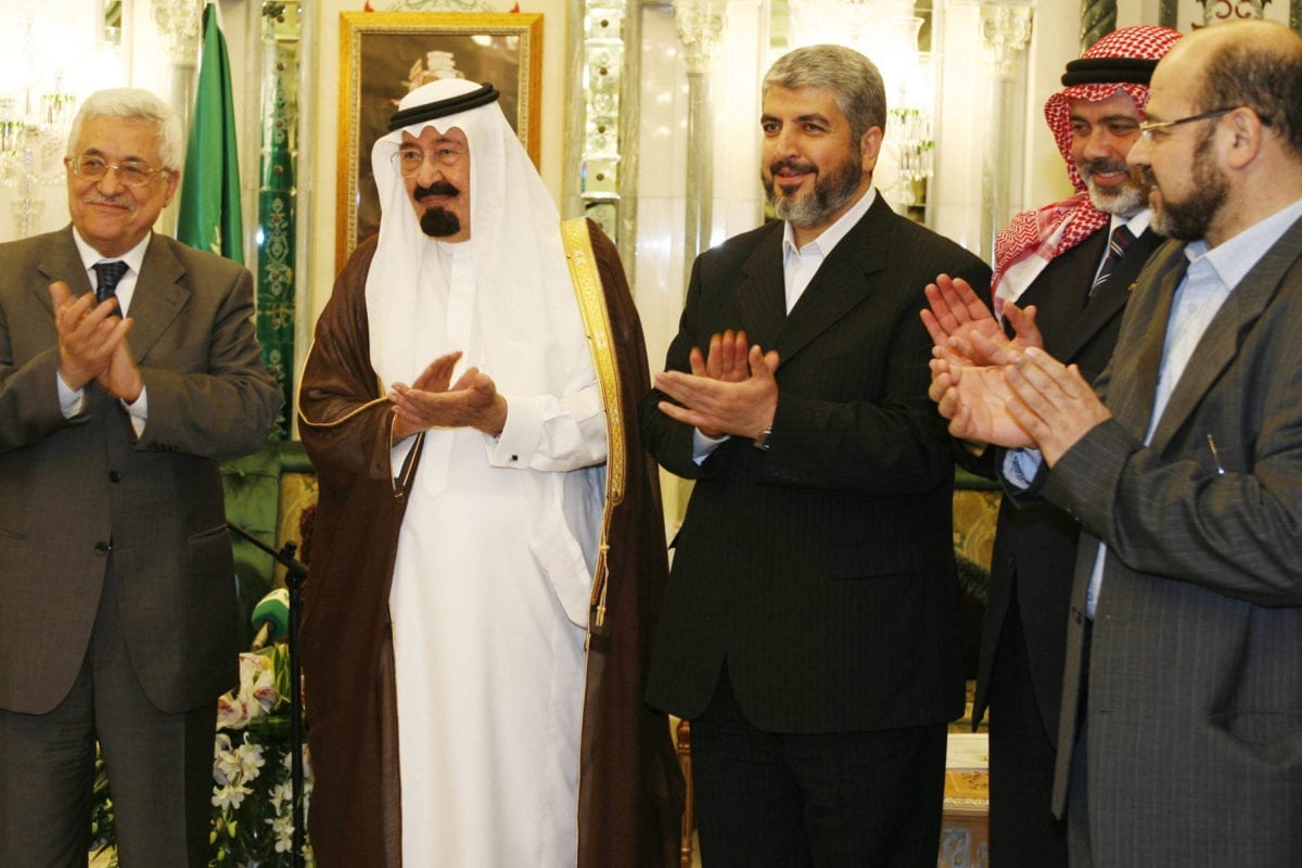 Da esquerda para a direita: Presidente da Autoridade Palestina Mahmoud Abbas; Rei Abdullah da Arábia Saudita; Khaled Meshaal, líder do Hamas; e então Primeiro-Ministro da Autoridade Palestina Ismail Haniyeh, em Meca, Arábia saudita, 9 de fevereiro de 2007 [Suhaib Salem/Pool/Getty Images]