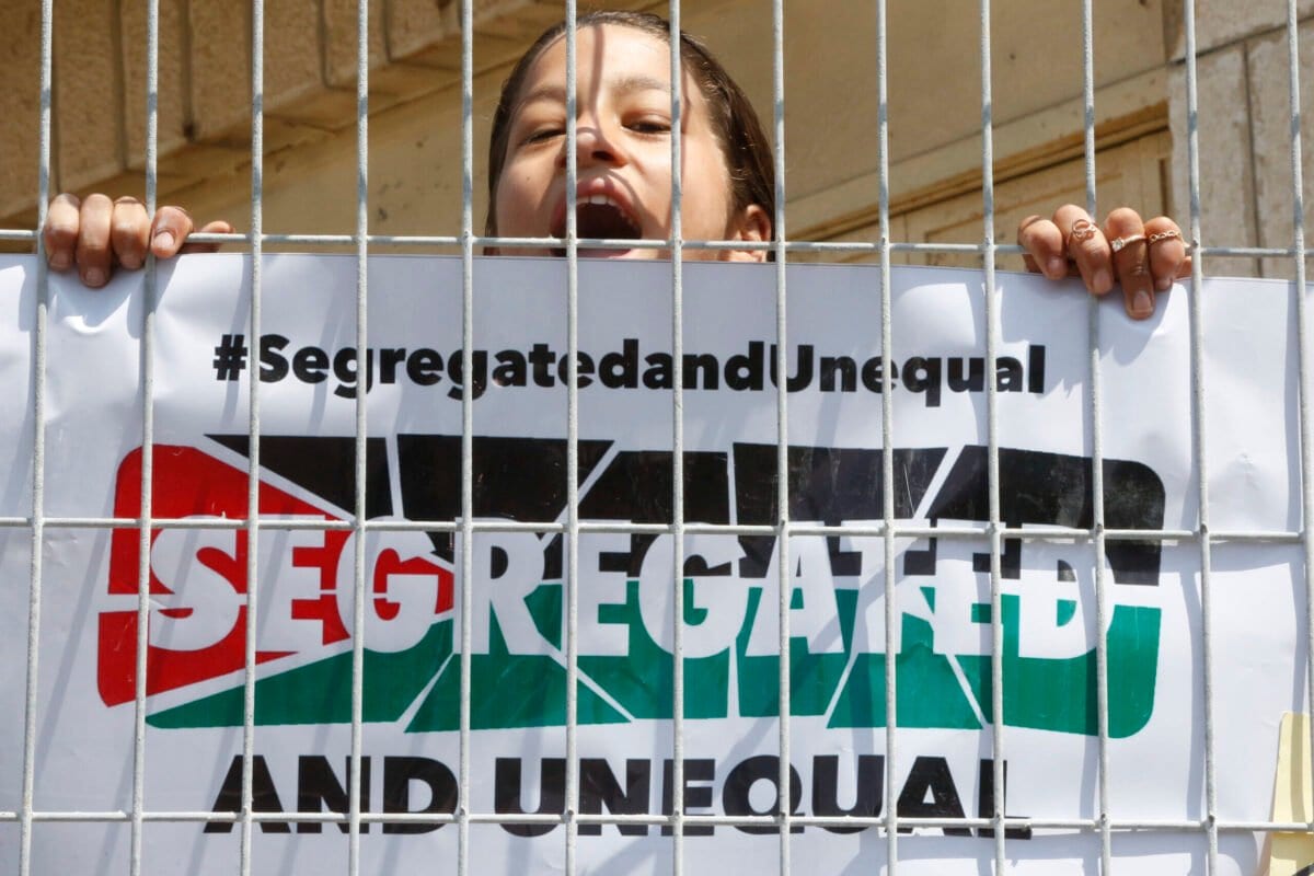 Uma garota grita slogans durante uma manifestação organizada por jovens palestinos em Hebron em 3 de setembro de 2017, contra uma recente decisão de Israel de aumentar os poderes dos colonos na cidade ocupada da Cisjordânia [Hazem Bader/ AFP/Getty Images]
