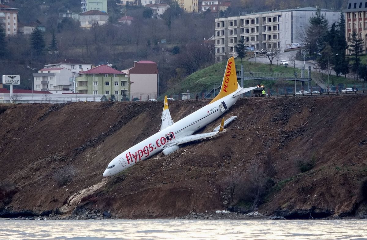 Um avião de passageiros Boeing 737 da Pegasus Airlines é visto caído na lama em um aterrissagem, um dia depois de ter derrapado da pista em aterrisagem no aeroporto de Trabzon, na costa do Mar Negro, em 14 de janeiro de 2018. [AFP via Getty Images]
