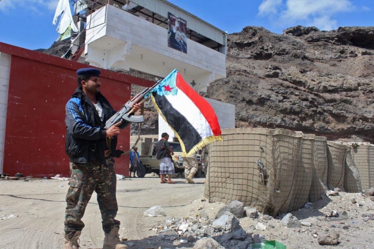 Combatentes do Conselho de Transição do Sul separatista assumem o controle de um posto de controle pró-governo em Khormaksar, ao norte de Aden, em 30 de janeiro de 2018 [Saleh Al-Obeidi/ AFP via Getty Images]