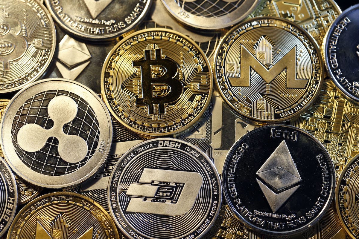 Representação visual de criptomoedas – Bitcoin, Ripple, Ethernum, Dash, Monero e Litecoin – em 16 de fevereiro de 2018 [Chesnot/Getty Images]