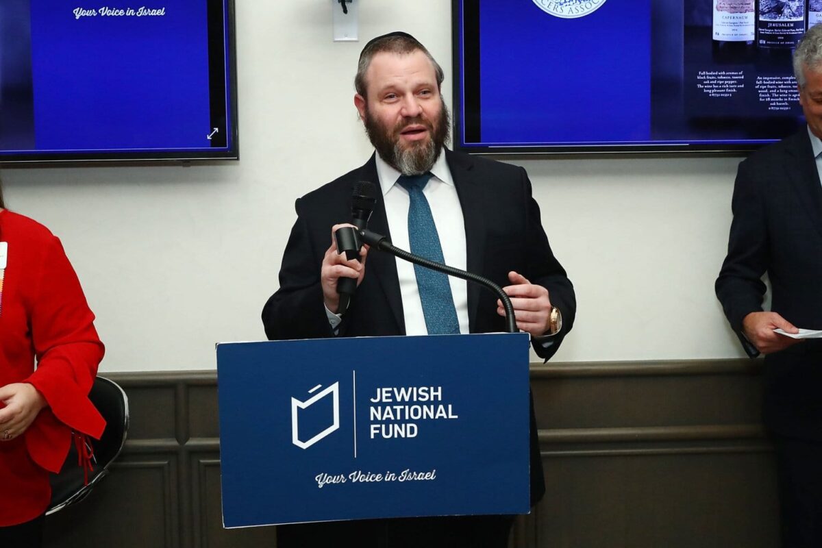 CEO da Royal Wine, Mordy Herzog, fala durante a recepção de lançamento de “Stoudemire Wines” com o Fundo Nacional Judaico na Ronald S. Lauder JNF House, em 20 de fevereiro de 2018, na cidade de Nova Iorque (Astrid Stawiarz/Getty Images para Stoudemire Wines)