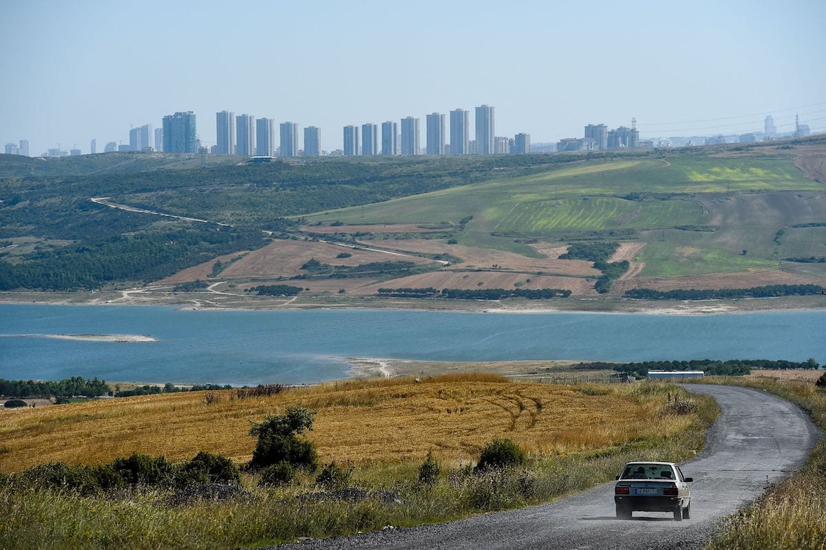 A estrada que dá para a barragem de Sazlodere foi fotografada em 12 de junho de 2018, na pequena vila costeira de Karaburun, perto de Istambul (Yasin Akgul/ AFP via Getty Images)