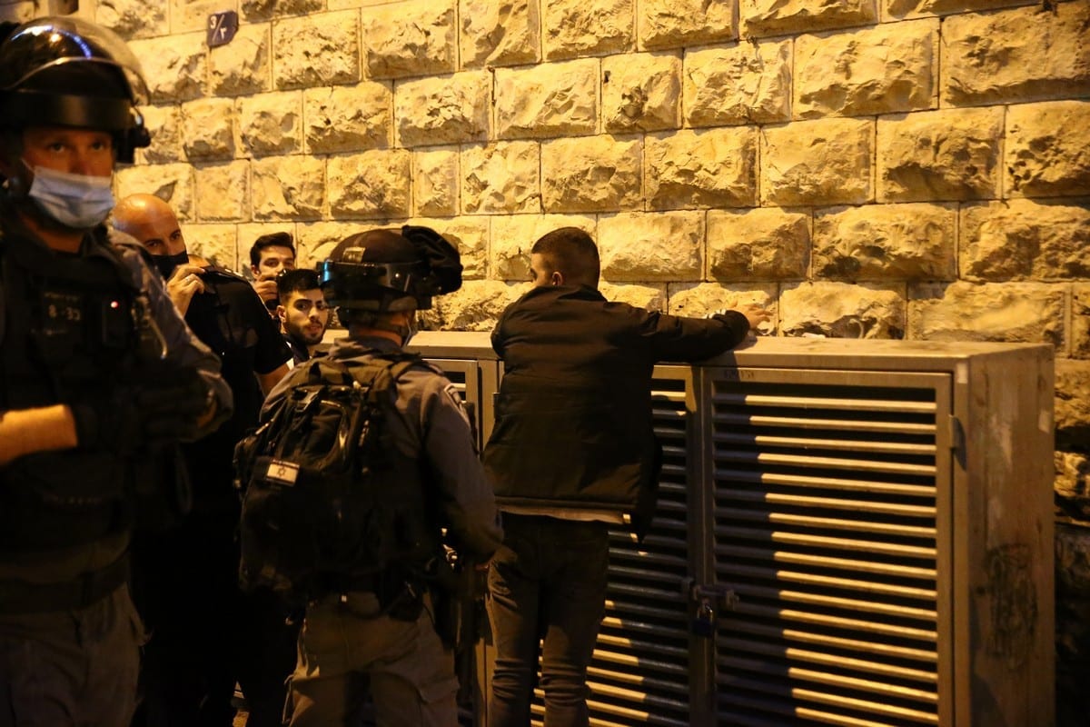 Forças israelenses rendem palestinos no Portão de Damasco, após a oração do Tarawih, no complexo de Al-Aqsa, Jerusalém Oriental ocupada, 15 de abril de 2021 [Mostafa Alkharouf/Agência Anadolu]