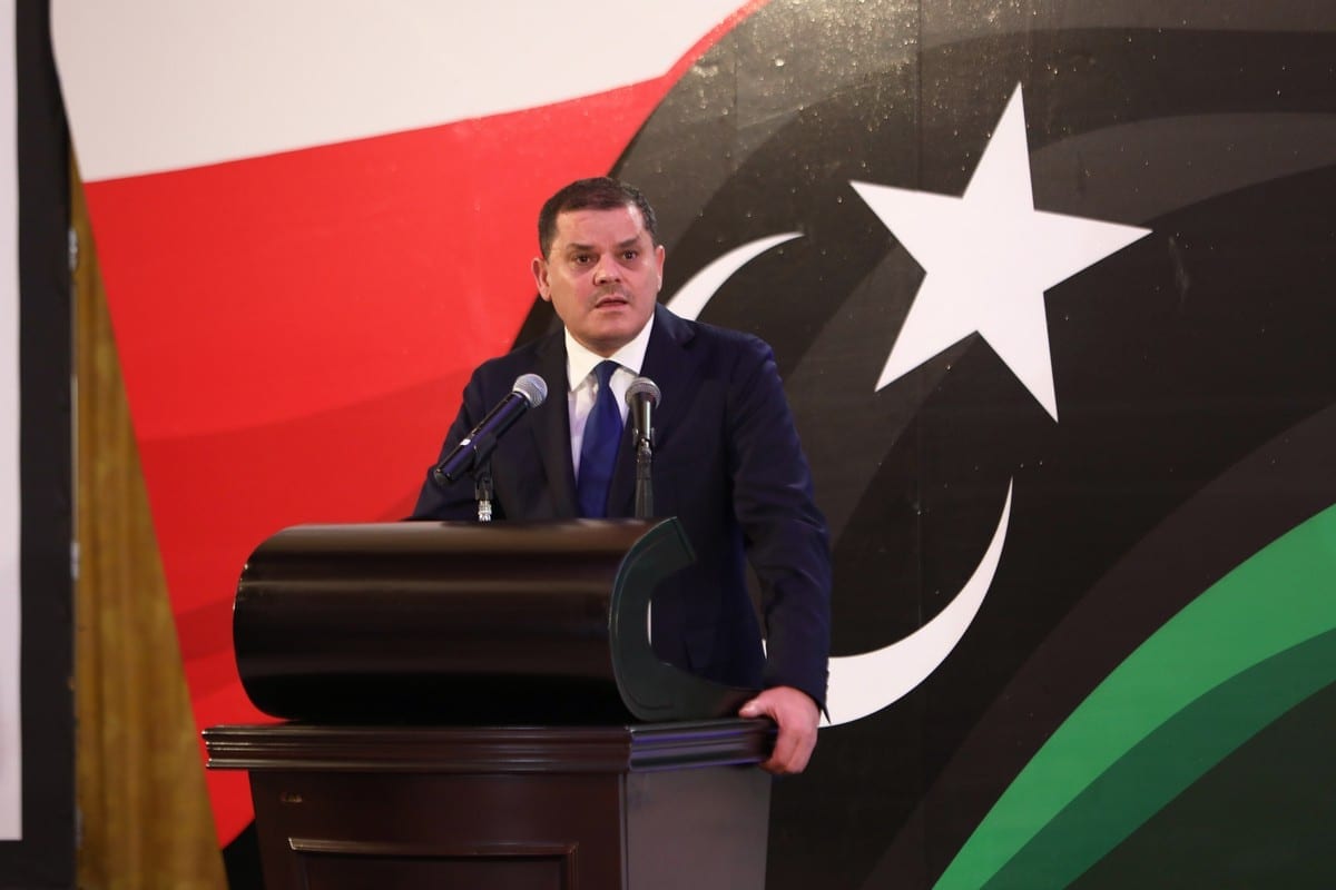 O primeiro-ministro da Líbia, Abdul Hamid Dbeibeh, fala sobre o último estado dos esforços de formação do governo durante uma coletiva de imprensa em Trípoli, Líbia, em 25 de fevereiro de 2021. [Hazem Turkia - Agência Anadolu]