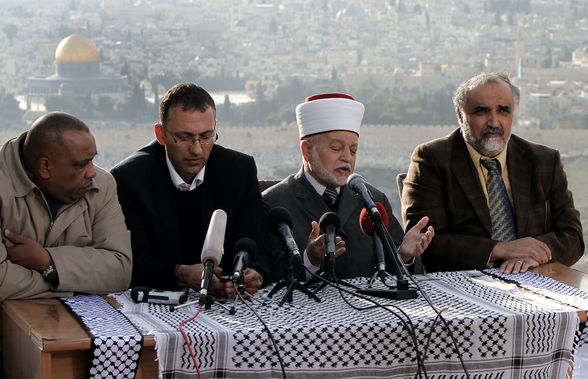 Sheikh Mohammed Hussein (segundo à direita), o Grande Mufti de Jerusalém, fala durante uma entrevista coletiva para apoiar a candidatura palestina da ONU ao status de Estado observador, em Jerusalém, em 26 de novembro de 2012 [Mahfouz Abu Turk/Apaimages]