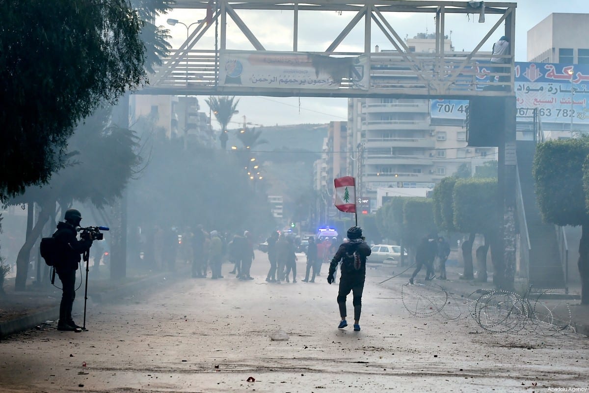 Povo libanês protesta contra o bloqueio do coronavírus (covid-19) em Trípoli, Líbano, em 27 de janeiro de 2021. [Houssam Shbaro/Agência Anadolu].