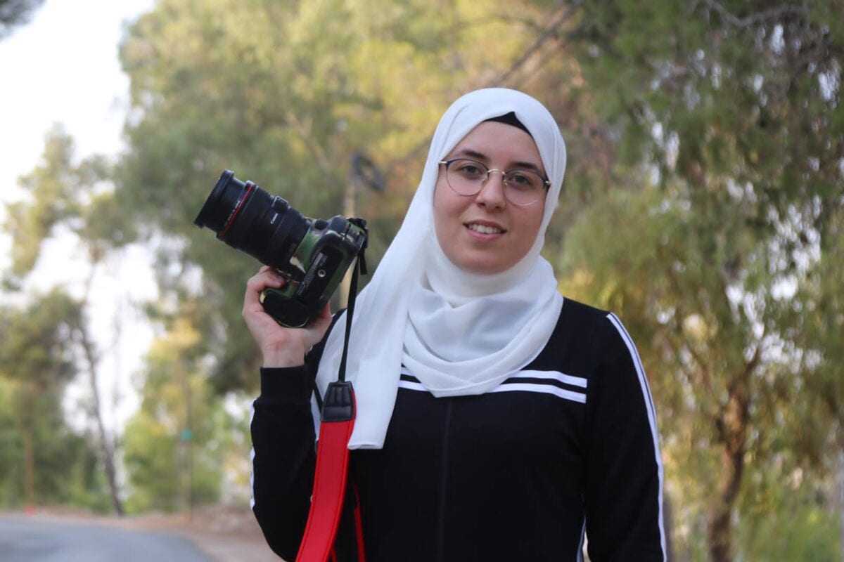 Bushra Al-Taweel, de 27 anos, foi detida em 8 de novembro a caminho de casa em Jenin, quando atravessa um posto de controle israelense, perto do assentamento ilegal de Yitzhar, na Cisjordânia ocupada