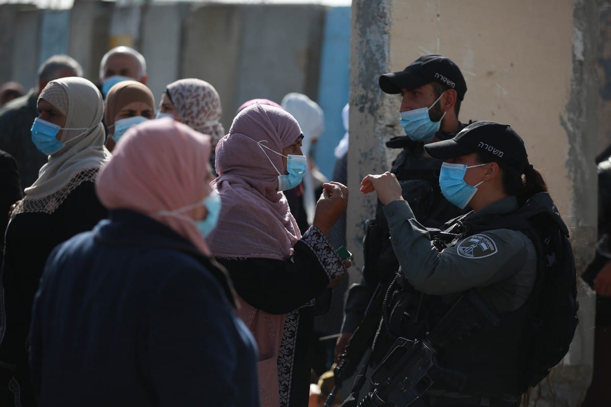 Forças israelenses no posto de controle de Qalandiya de Ramallah a Jerusalém com fiéis que desejam participar da oração de sexta-feira na Mesquita de Al-Aqsa, em 16 de abril de 2021 [Issam Rimawi/Agência Anadolu]