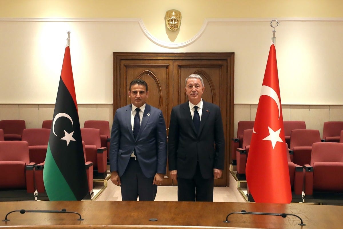 O ministro da Defesa Nacional da Turquia, Hulusi Akar (dir.), e o ministro da Defesa da Líbia, Salah Eddine al-Namrush (esq.), posam para uma foto durante reunião em Ancara, Turquia, em 01 de setembro de 2020 [Ministério da Defesa Nacional/Agência Anadolu]