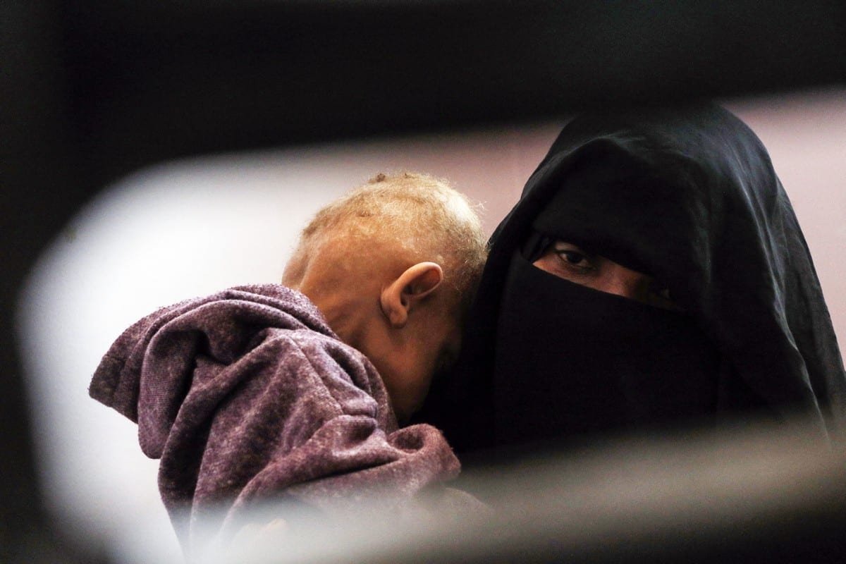 Mulher segura seu filho em um hospital de Sanaa, Iêmen, 13 de fevereiro de 2021 [Mohammed Hamoud/Agência Anadolu]