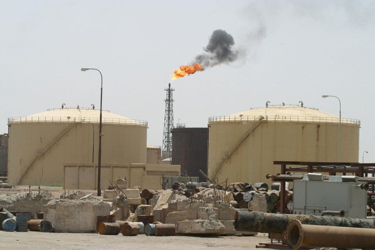 Uma visão geral da refinaria de petróleo de Shuaiba perto da cidade portuária de Basra, no sul do Iraque ,17 de junho de 2003 [AHMAD AL-RUBAYE/AFP via Getty Images]
