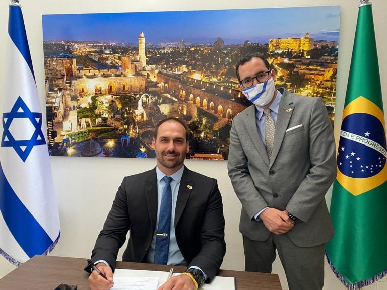 O então presidente da Comissão de Relações Exteriores da Câmara, deputado Eduardo Bolsonaro (PSL-SP) e o presidente da Comissão de Relações Exteriores do Parlamento Israelense (Knesset), Zvi Hauser na assinatura de termo de cooperação. Em 22 de setembro de 2020  [ Pablo VAladares/Câmara dos Deputados]