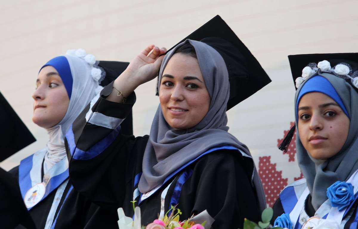 Estudantes palestinos comemoram durante a cerimônia de formatura em 1 de setembro de 2018 [Atia Darwish/Apaimages]
