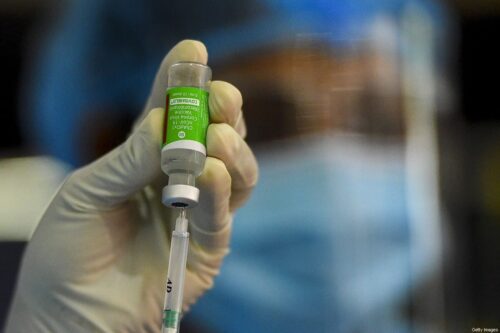 Um trabalhador de saúde do exército prepara uma dose de Covi Shield, a vacina de coronavírus da AstraZeneca/Oxford, em um hospital do exército em Colombo, em 29 de janeiro de 2021 [Ishara S. Kodikara/AFP via Getty Images]