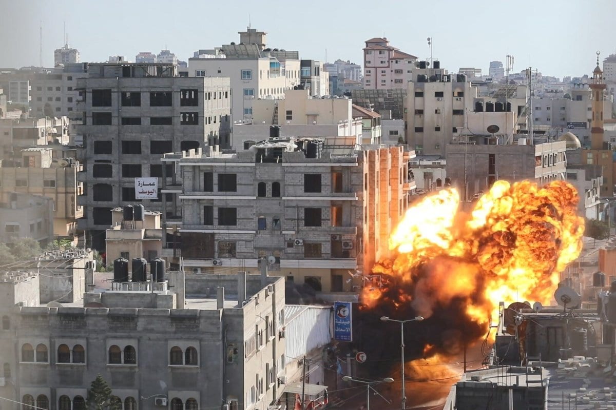 Ataque aéreo israelense, no banco de produção palestino em meio a um episódio de violência israelense-palestina, na cidade de Gaza em 14 de maio de 2021 [Mohammed Asad/Monitor do Oriente Médio]