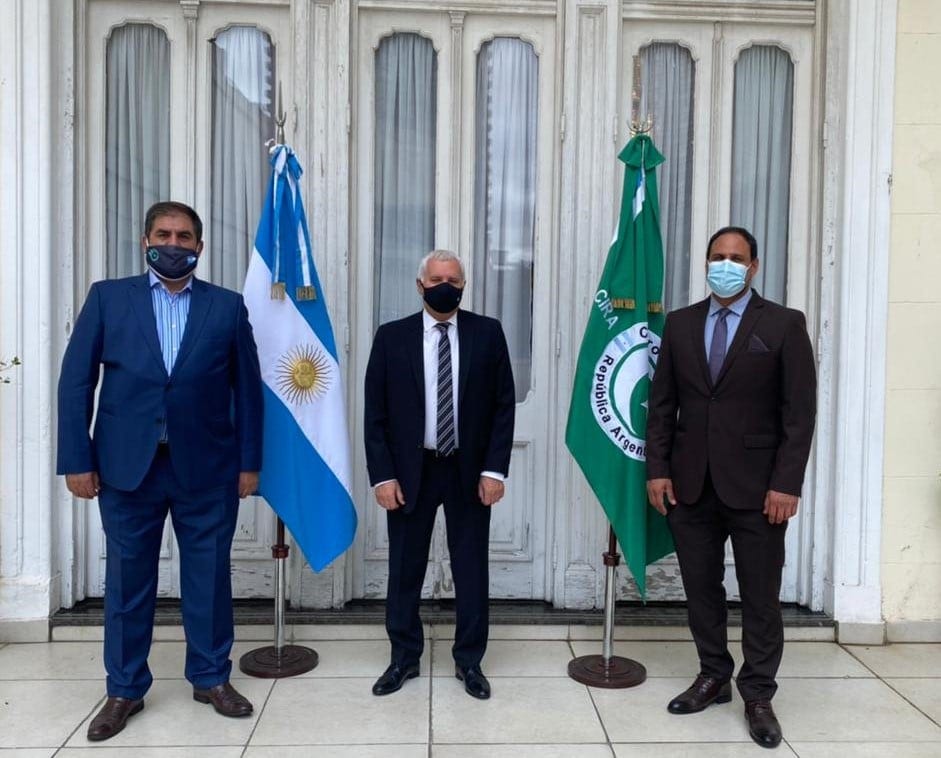 Sheikh Anivel Bachir Bakir (esq),do Centro Islâmico da República Argentina recebevisita do diretor nacional do Registro Nacional de Cultos do Ministério das Relações Exteriores, Comércio Internacional e Culto, Dr. Jorge Daniel Stokland. Em 17 de março de 2021 [CIRA]