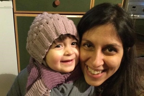 Nazanin Zaghari-Ratcliffe e sua filha Gabriella em Londres, Reino Unido, 7 de fevereiro de 2016 [Karl Brandt/Reuters]