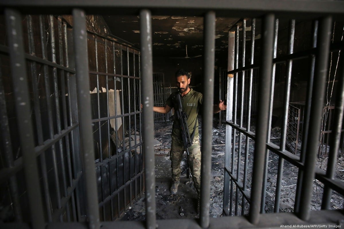 Oficial inspeciona uma prisão no Iraque, em 30 de junho de 2016 [Ahmad Al-Rubaye/AFP/Getty Images]