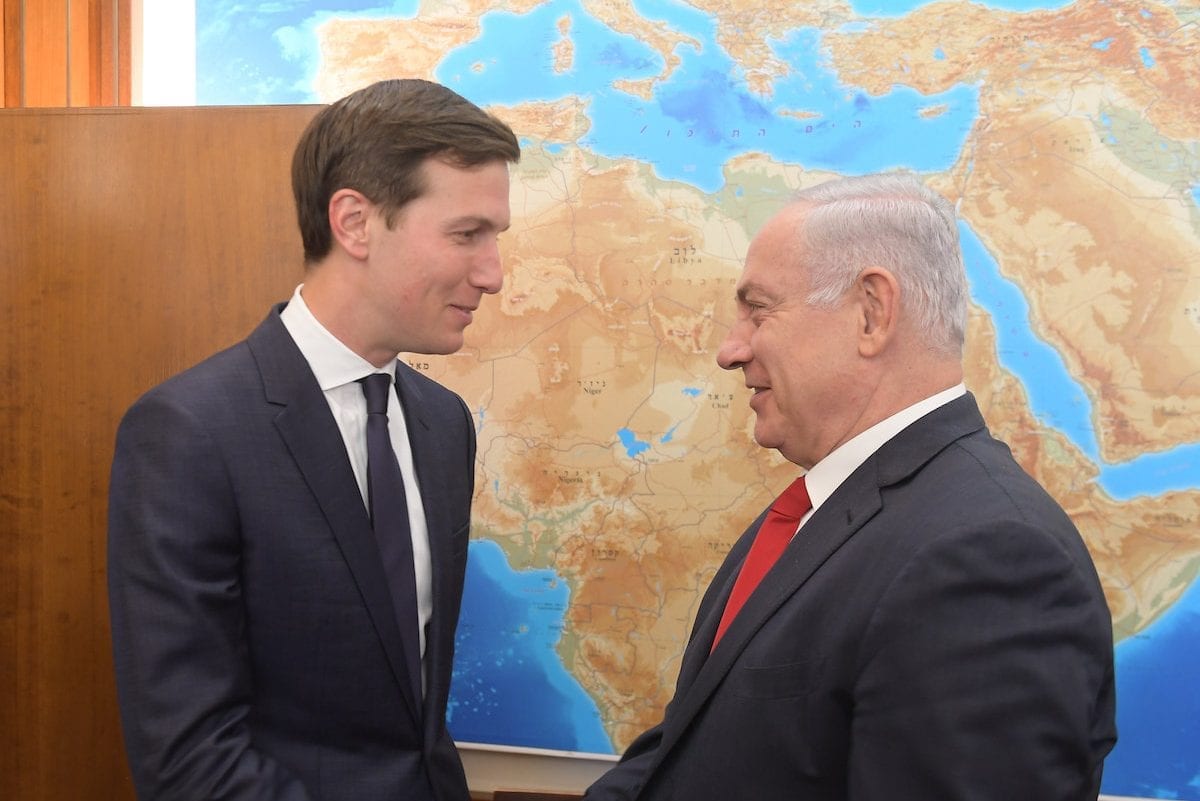 Primeiro Ministro de Israel Benjamin Netanyahu (à direita) e Jared Kushner (à esquerda), genro e assessor do então Presidente dos Estados Unidos Donald Trump,  em Jerusalém, 21 de junho de 2017 [Amos Ben Gershom/Anadolu Agency]