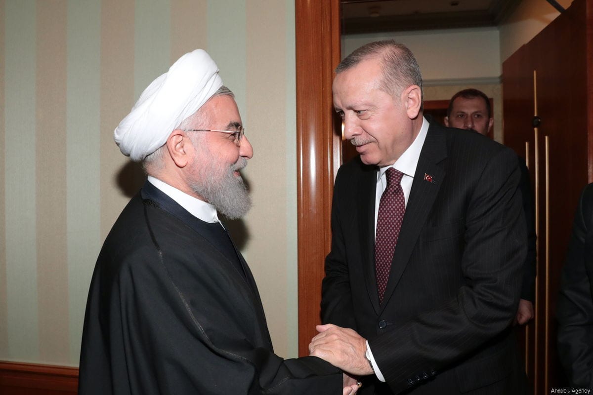 Presidente da Turquia, Recep Tayyip Erdogan (dir.), cumprimenta o Presidente do Irã,
Hassan Rouhani (esq.), em 14 de fevereiro de 2019 [Presidência turca/Murat
Cetinmuhurdar/Handout/Agência Anadolu]