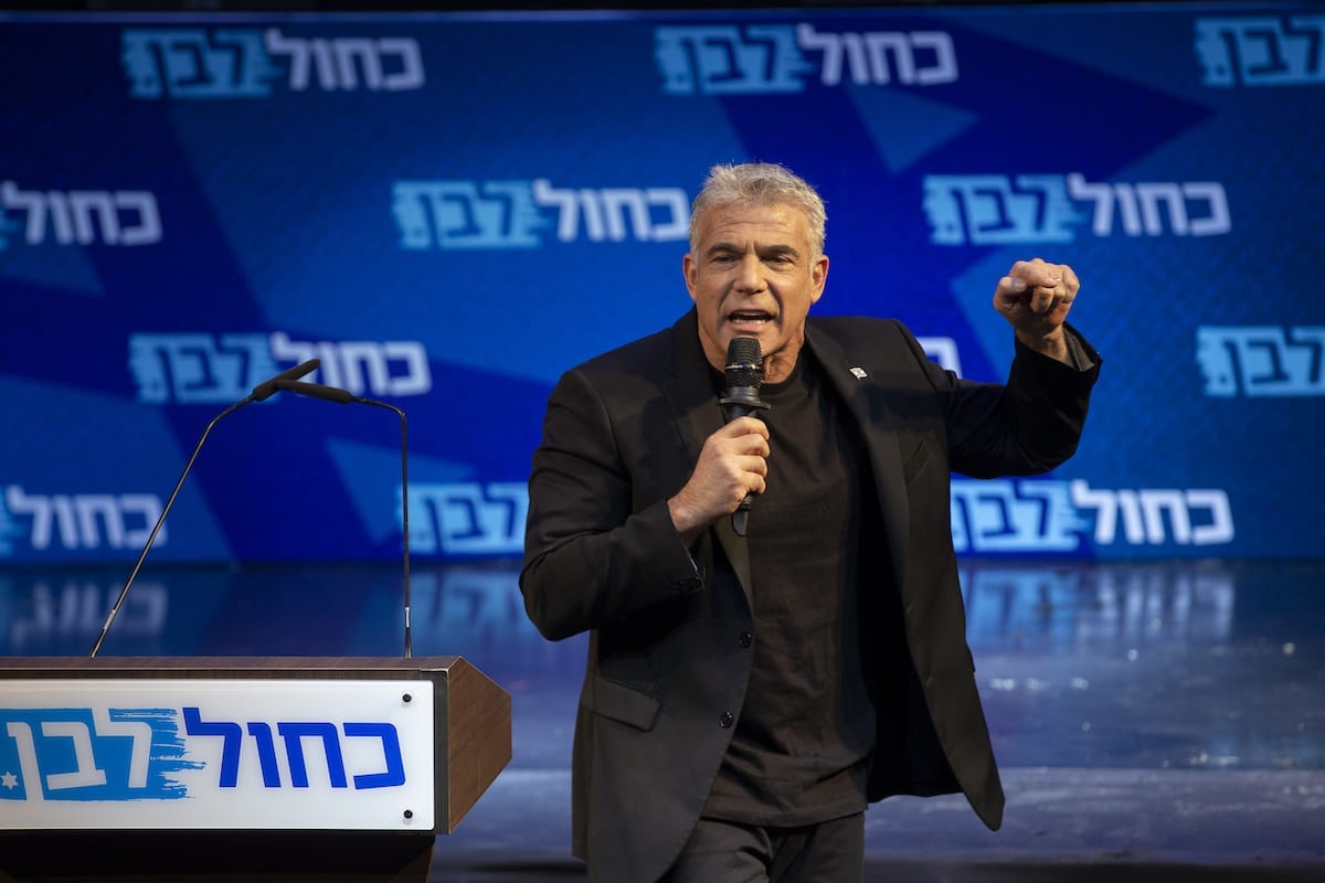 Yair Lapid durante a fase final da campanha eleitoral de Blue and White em Tel Aviv, Israel, 15 de setembro de 2019 [Faiz Abu Rmeleh/Agência Anadolu]

