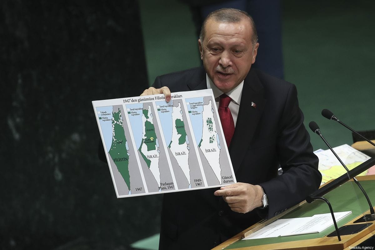 Presidente da Turquia Recep Tayyip Erdogan exibe mapa da Palestina em discurso na 74ª sessão da Assembleia Geral da ONU, em Nova York, Estados Unidos, 24 de setembro de 2019 [Erçin Top/Agência Anadolu]