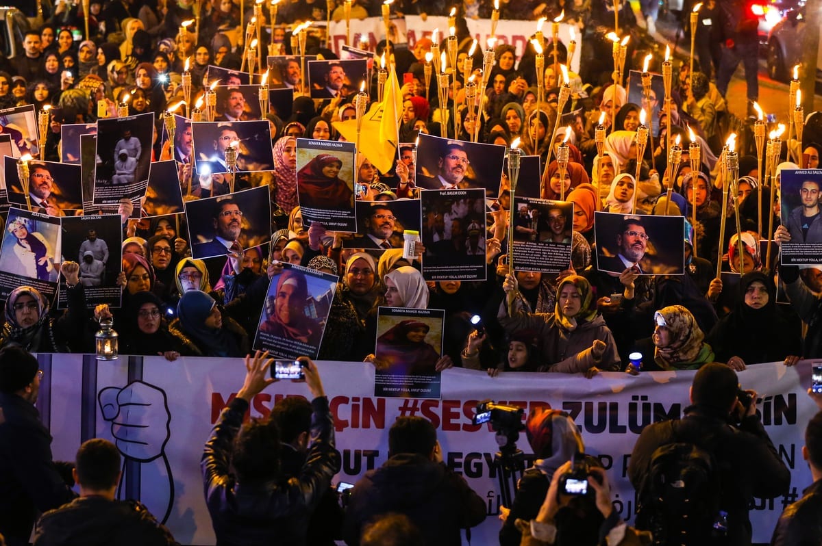 Protesto massivo da sociedade civil contra detenções ilegais conduzidas pelo regime egípcio do presidente e general Abdel Fattah el-Sisi, apó uma noite de orações na Mesquita de Fatih, em Istambul, Turquia, 10 de dezembro de 2019 [İslam Yakut/Agência Anadolu]