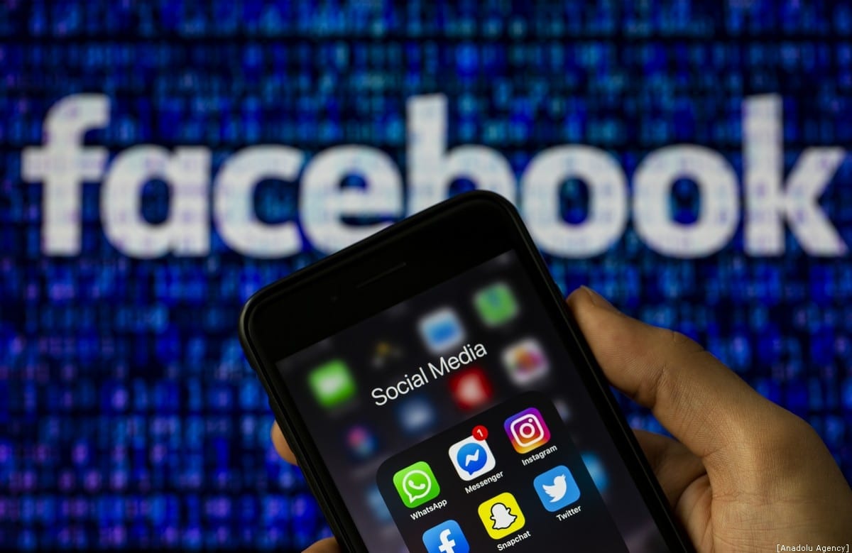 Logotipo do Facebook e outras redes sociais [Muhammed Selim Korkutata/Agência Anadolu]