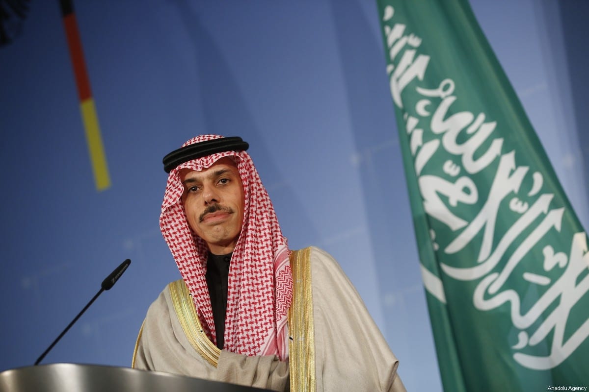 O ministro das Relações Exteriores da Arábia Saudita, príncipe Faisal bin Farhan Al Saud, em Berlim, Alemanha, em 21 de fevereiro de 2020 [Abdulhamid Hoşbaş/Agência Anadolu]