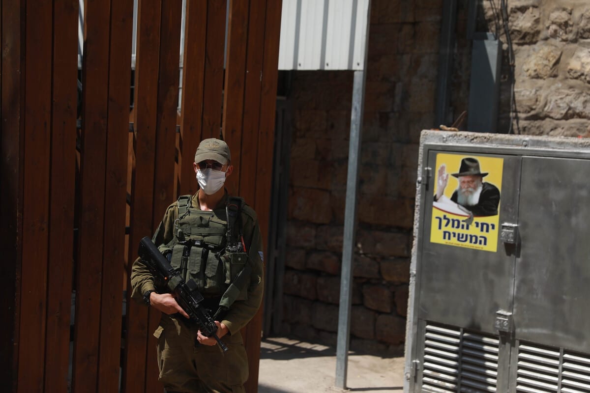 Soldado israelense patrulha área em Hebron (Al Khalil), Cisjordânia ocupada, 1° de setembro de 2020 [Issam Rimawi/Agência Anadolu]
