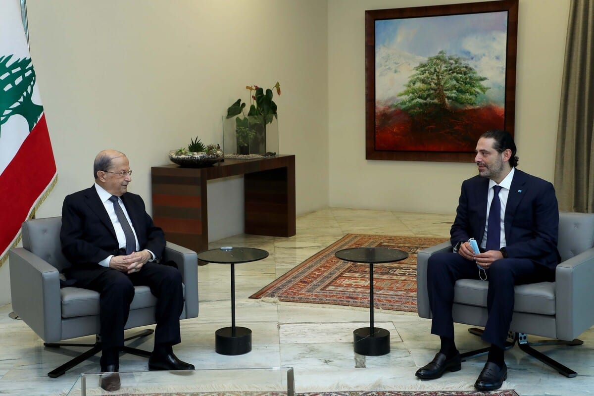 Presidente do Líbano Michel Aoun (à esquerda) encontra-se com então ex-premiê Saad Hariri, em Beirute, 22 de outubro de 2020 [Presidência do Líbano/Agência Anadolu]
