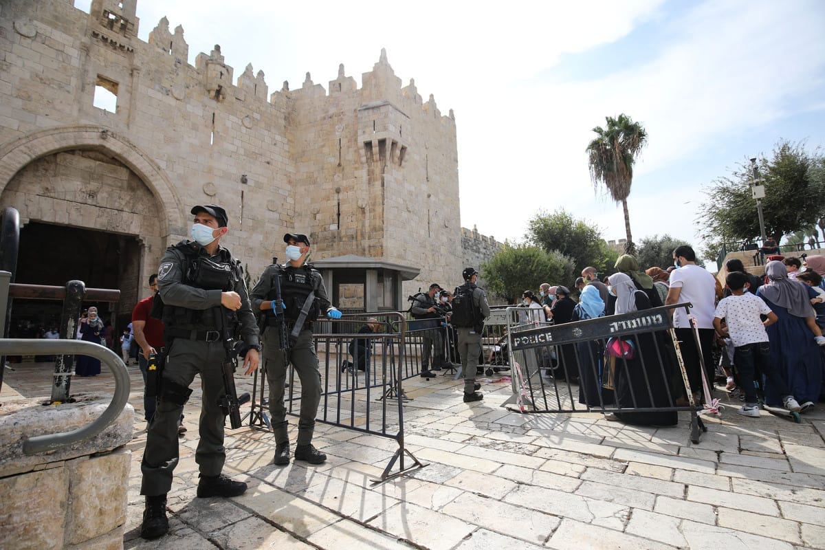 Palestinos fazem fila em frente ao portão do distrito da Cidade Velha para entrar em Masjid Al-Aqsa e participar dos eventos de Mawlid al-Nabi, o aniversário de nascimento do amado profeta Mohammad muçulmano em Jerusalém, em 29 de outubro de 2020 [Mostafa Alkharouf/Agência Anadolu]
