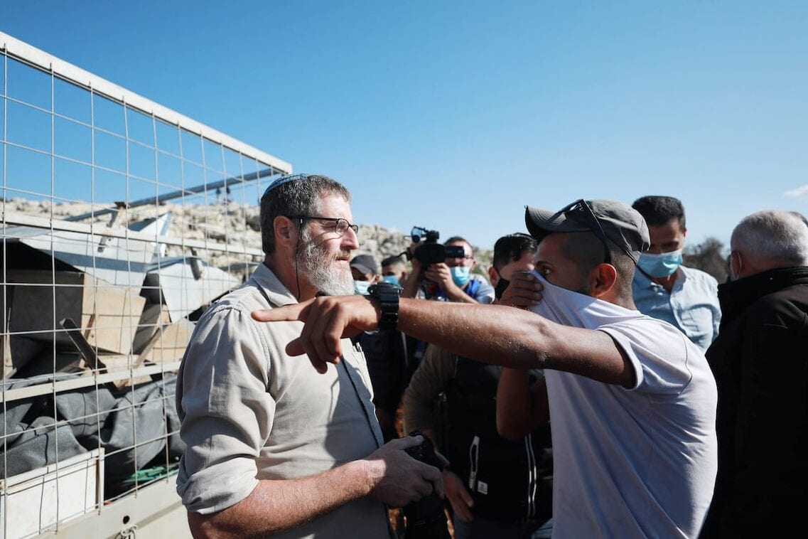 Palestinos reagem aos colonos judeus por tentarem confiscar terras agrícolas de palestinos na região de al-Ras em Selfit, Cisjordânia, em 30 de novembro de 2020 [Issam Rimawi/Agência Anadolu]