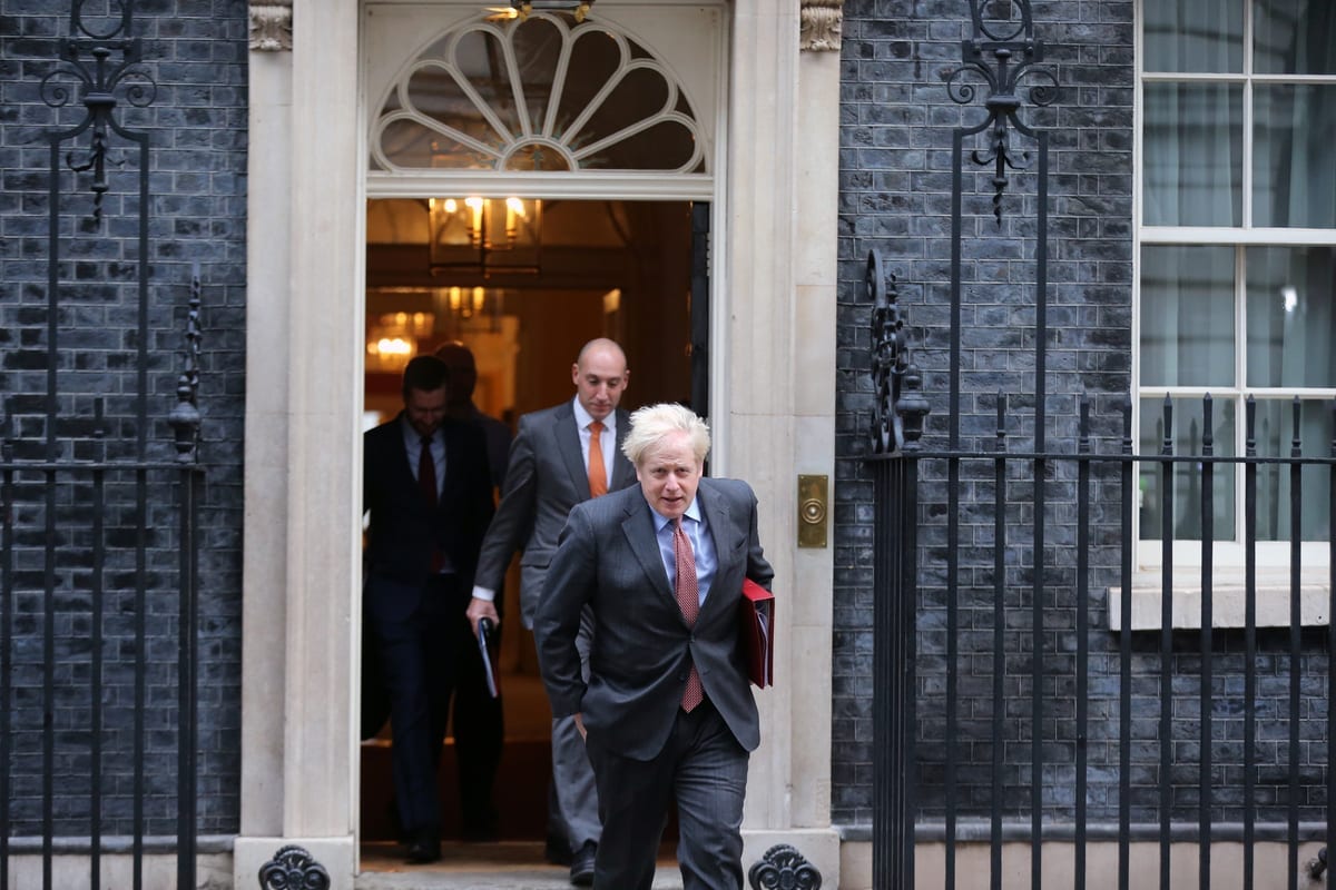 O primeiro-ministro do Reino Unido, Boris Johnson, deixa a Downing Street para presidir a reunião de gabinete em Londres, Inglaterra, em 8 de dezembro de 2020 [Tayfun Salci/Agência Anadolu]
