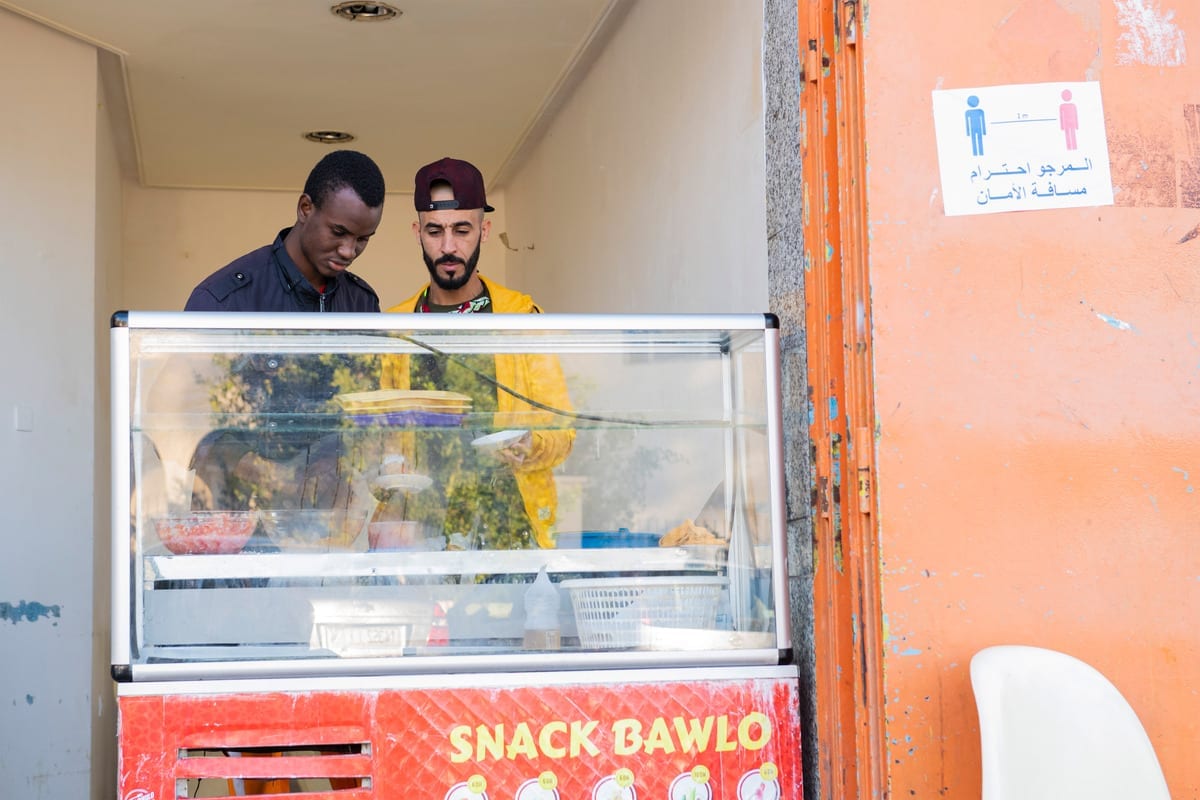 Funcionários de um restaurante duante o trabalho em Rabat, Marrocos em 14 de dezembro de 2020 [Agência Jalal Morchidi/ Anadolu]
