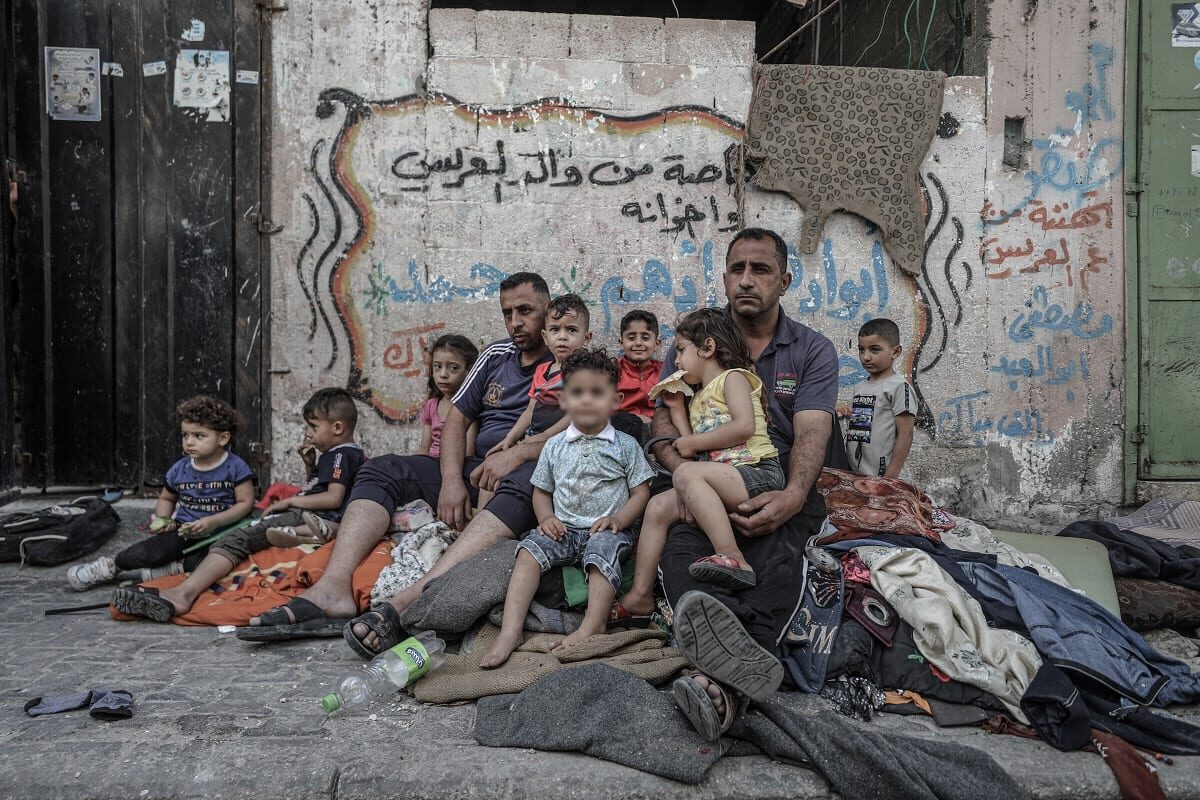 Uma família deslocada depois que sua casa na Faixa de Gaza foi alvejada em 17 de maio de 2021 [Ali Jadallah/Anadolu]