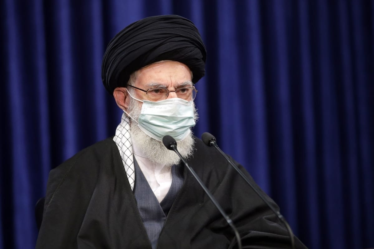 O líder supremo iraniano, Ali Khamenei, se dirige às pessoas por meio de uma transmissão ao vivo na televisão estatal por ocasião do aniversário dos protestos de Qom de 1978 em Teerã, Irã, em 8 de janeiro de 2021 [Gabinete de Imprensa do Líder Iraniano/Agência Anadolu]
