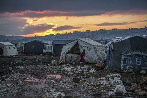 Tendas improvisadas no distrito de Kafr Lusin após fortes chuvas de inverno atingirem o local, no norte de Idlib, Síria, 31 de janeiro de 2021 [Muhammed Said/Agência Anadolu]