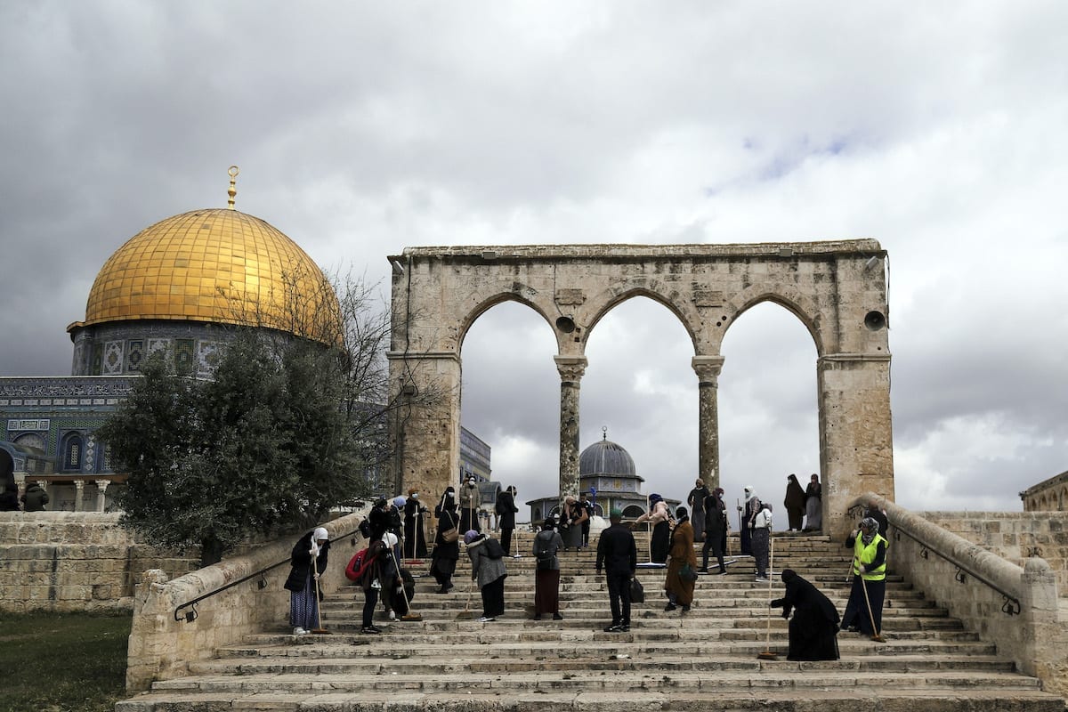 Complexo da Mesquita Al-Aqsa em Jerusalém em 10 de abril de 2021 [Mostafa Alkharouf/ Agência Anadolu]